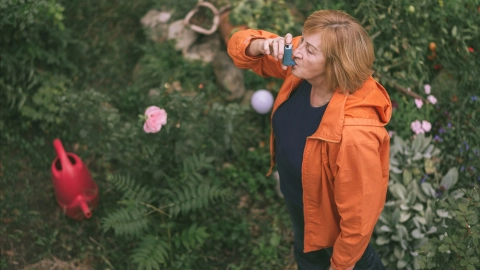 Eine Frau benutzt ein Asthmaspray
