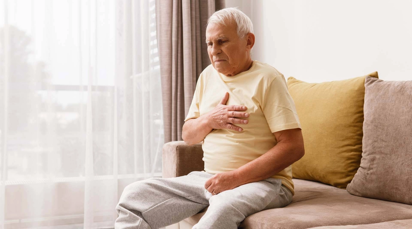 Yaşlıca bir adam kalbini tutuyor