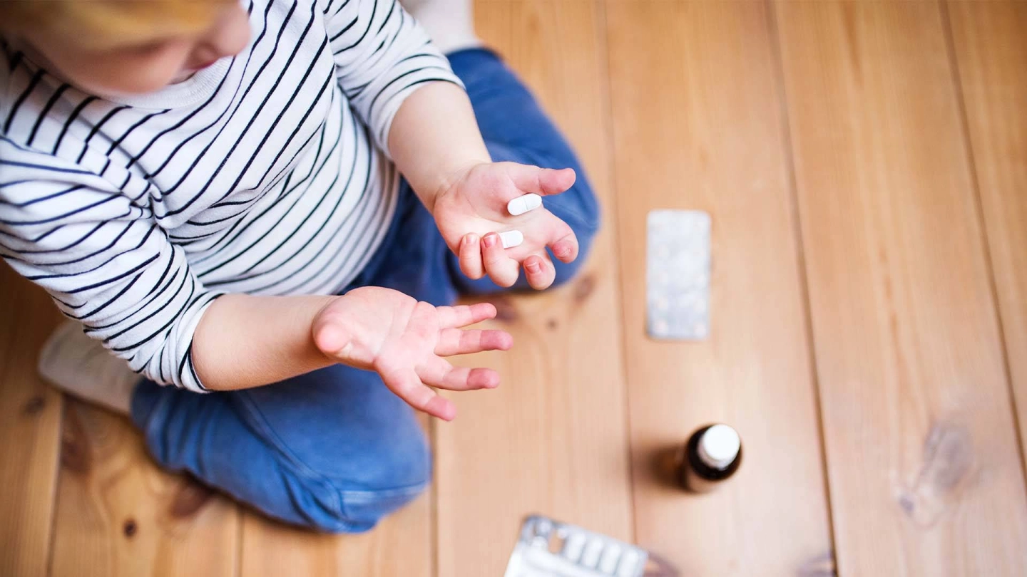 Ребенок играет с лекарствами.