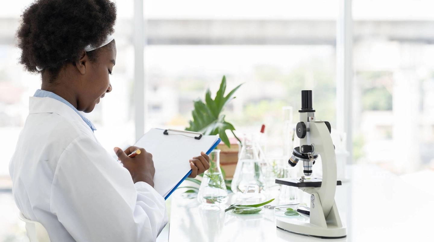 Labormitarbeiterin füllt Formular aus.