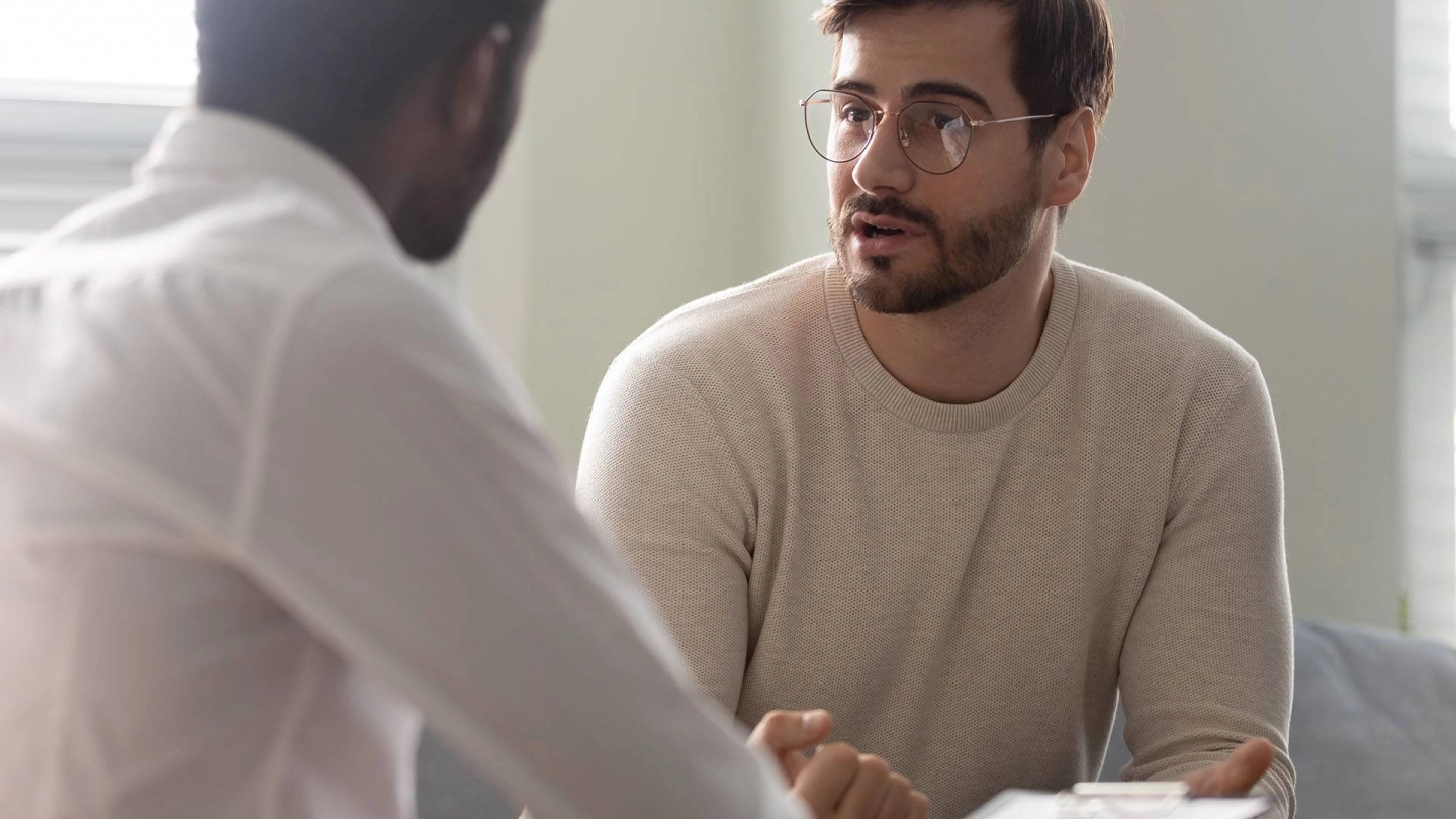 Zwei Männer im Beratungsgespräch.