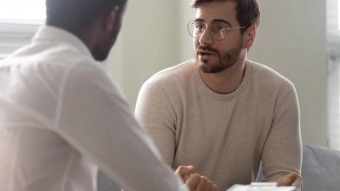 Zwei Männer im Beratungsgespräch.