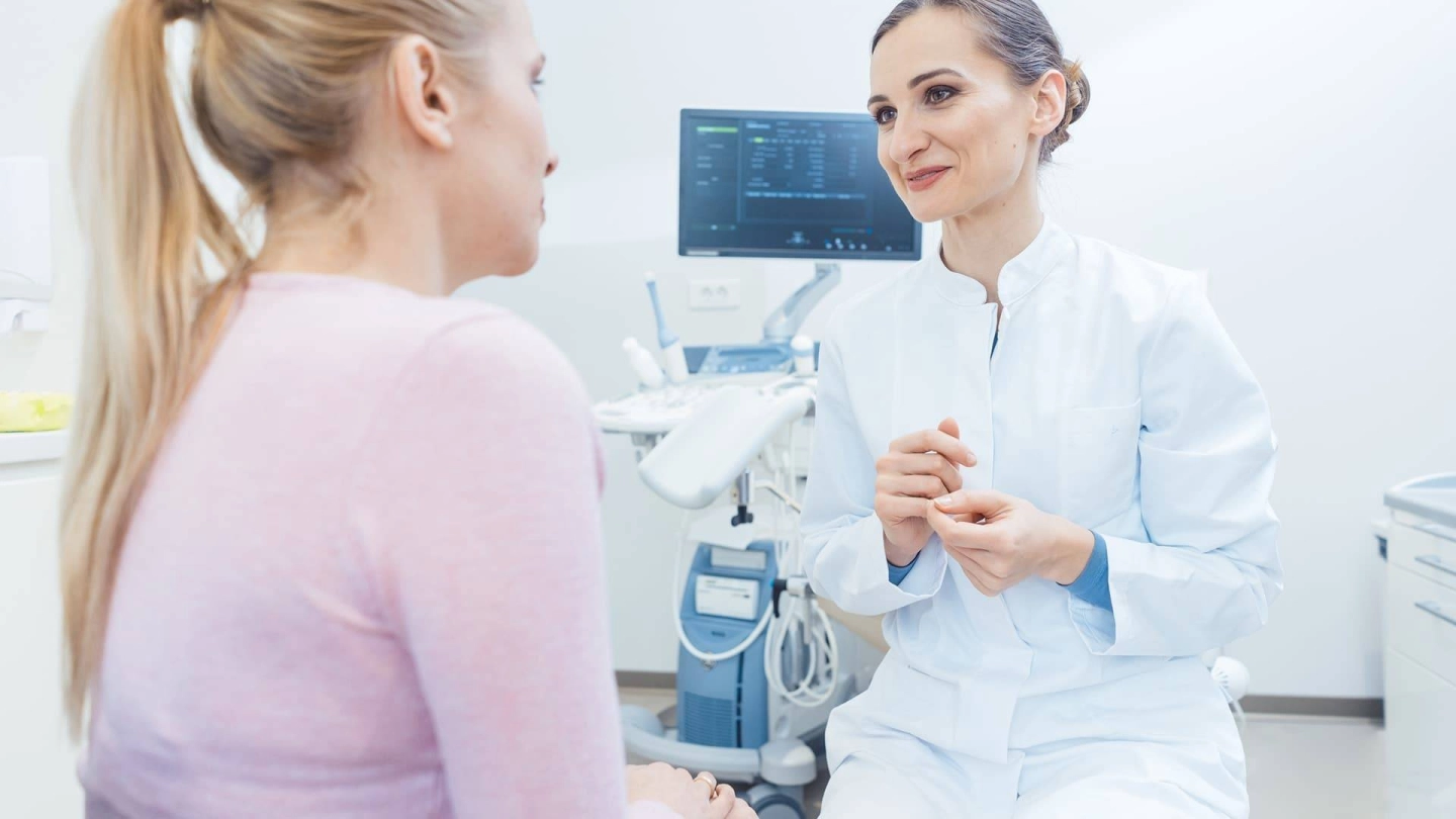 سيدة تتحدث في غرفة العلاج مع طبيبتها.