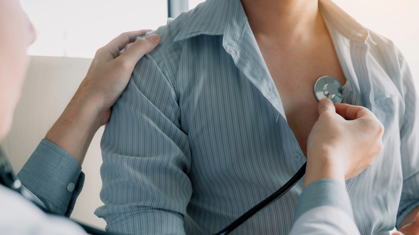 Eine Frau wird am Herzen abgehört.