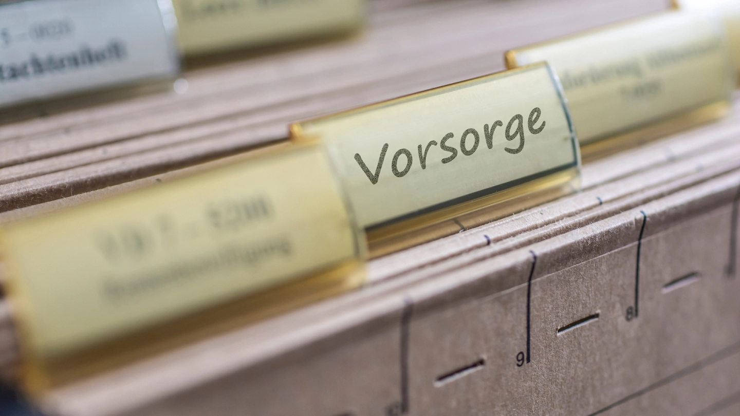 Vorsorge im Ernstfall: Nahaufnahme einer Aktenschublade mit einer Akte, die mit dem Wort Vorsorge beschriftet ist.
