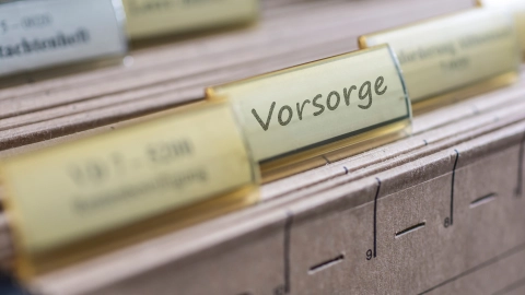 Vorsorge im Ernstfall: Nahaufnahme einer Aktenschublade mit einer Akte, die mit dem Wort Vorsorge beschriftet ist.