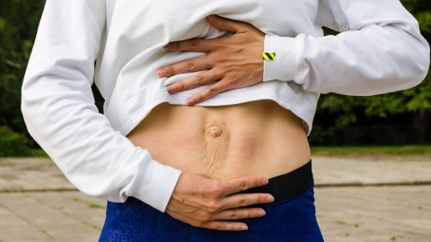 Bauch einer Person: Beidseits vom Nabel verlaufen senkrecht die Muskelstränge, die auseinanderweichen und einen Spalt bilden.