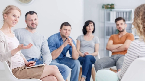 Sechs Erwachsene in einer offenen Gesprächsrunde.