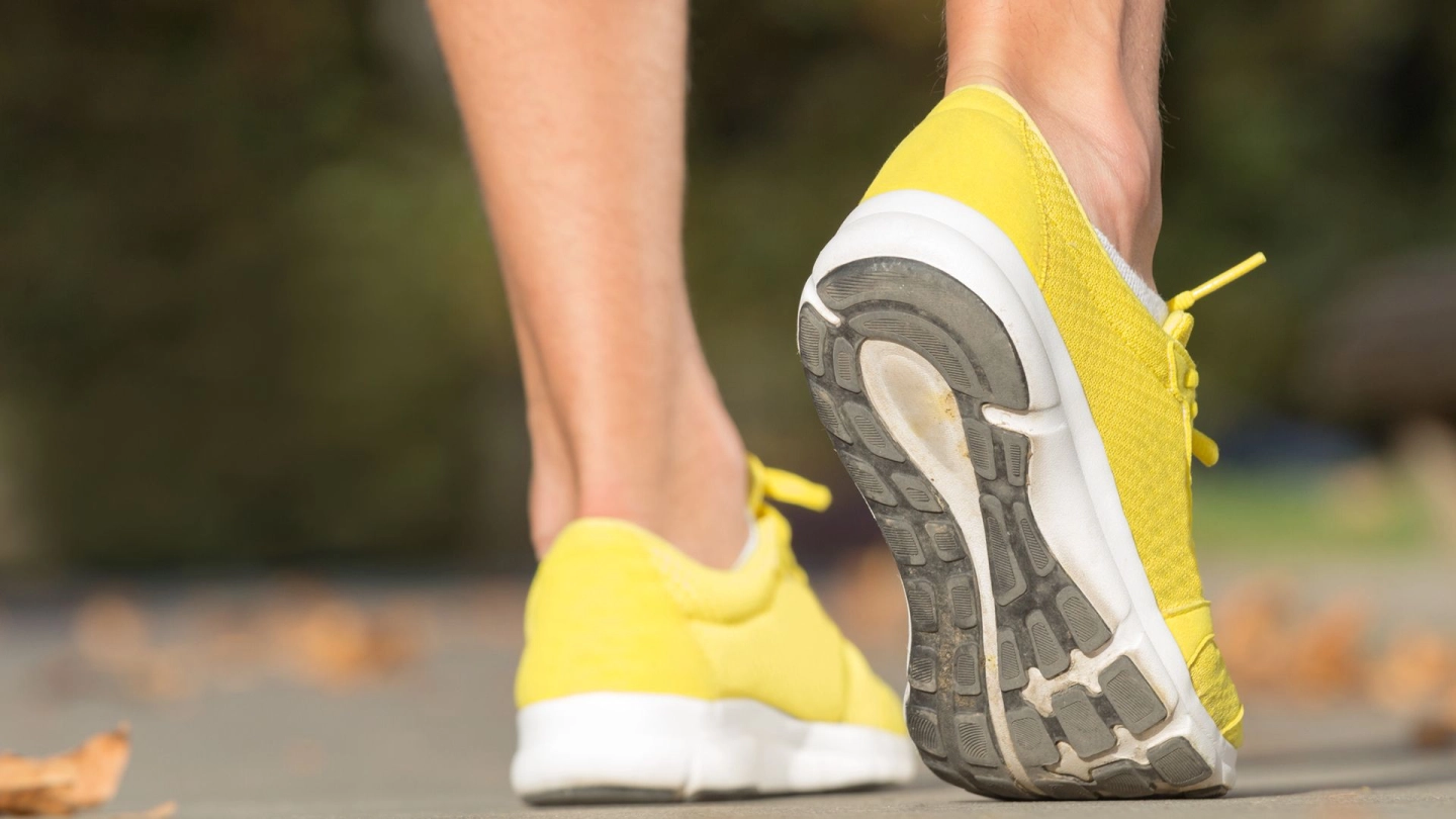 شخص يرتدي أحذية الجري.