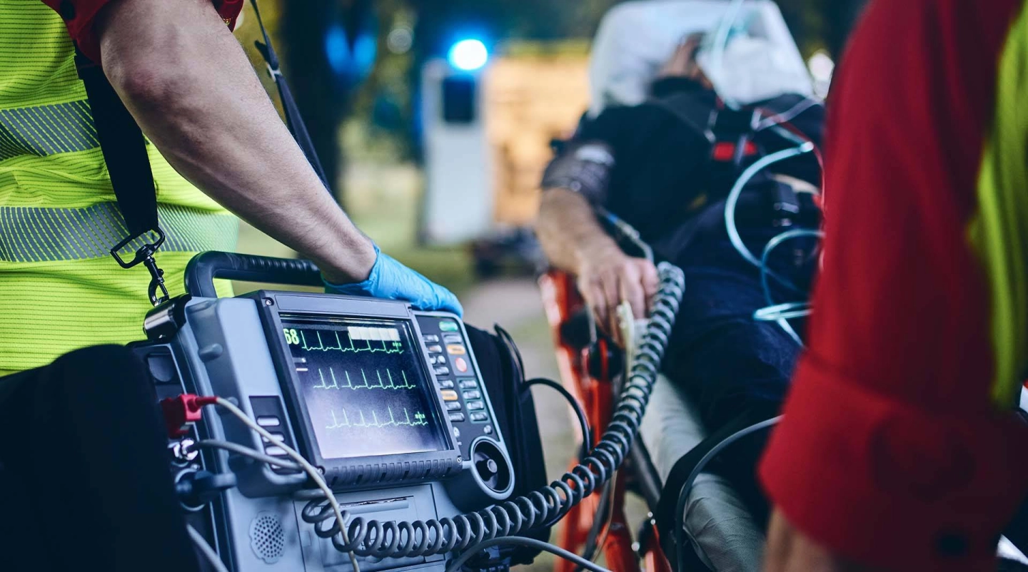 Rettungskräfte untersuchen einen Notfallpatienten mit einem EKG