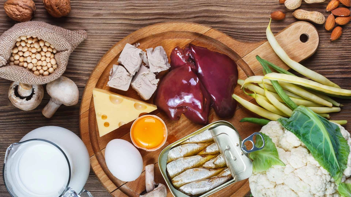 منضدة عليها طعام